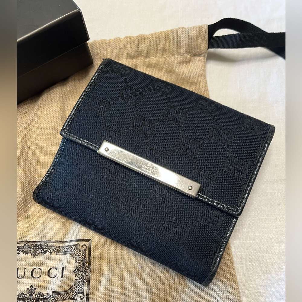 AUTHENTIC Gucci compact wallet